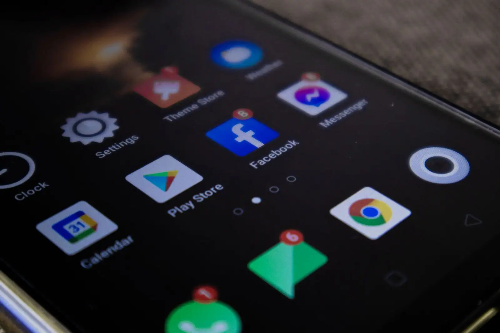 Gros plan sur l'écran d'accueil d'un smartphone Android couvert d'icônes d'applications