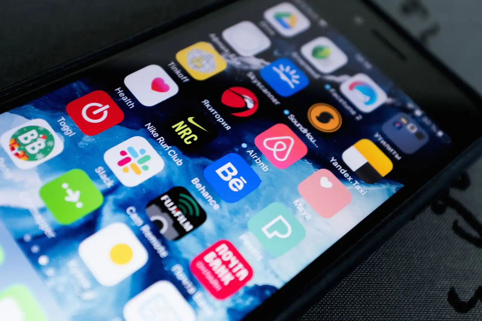 Écran d'accueil d'un smartphone affichant une grille colorée d'icônes d'applications mobiles.