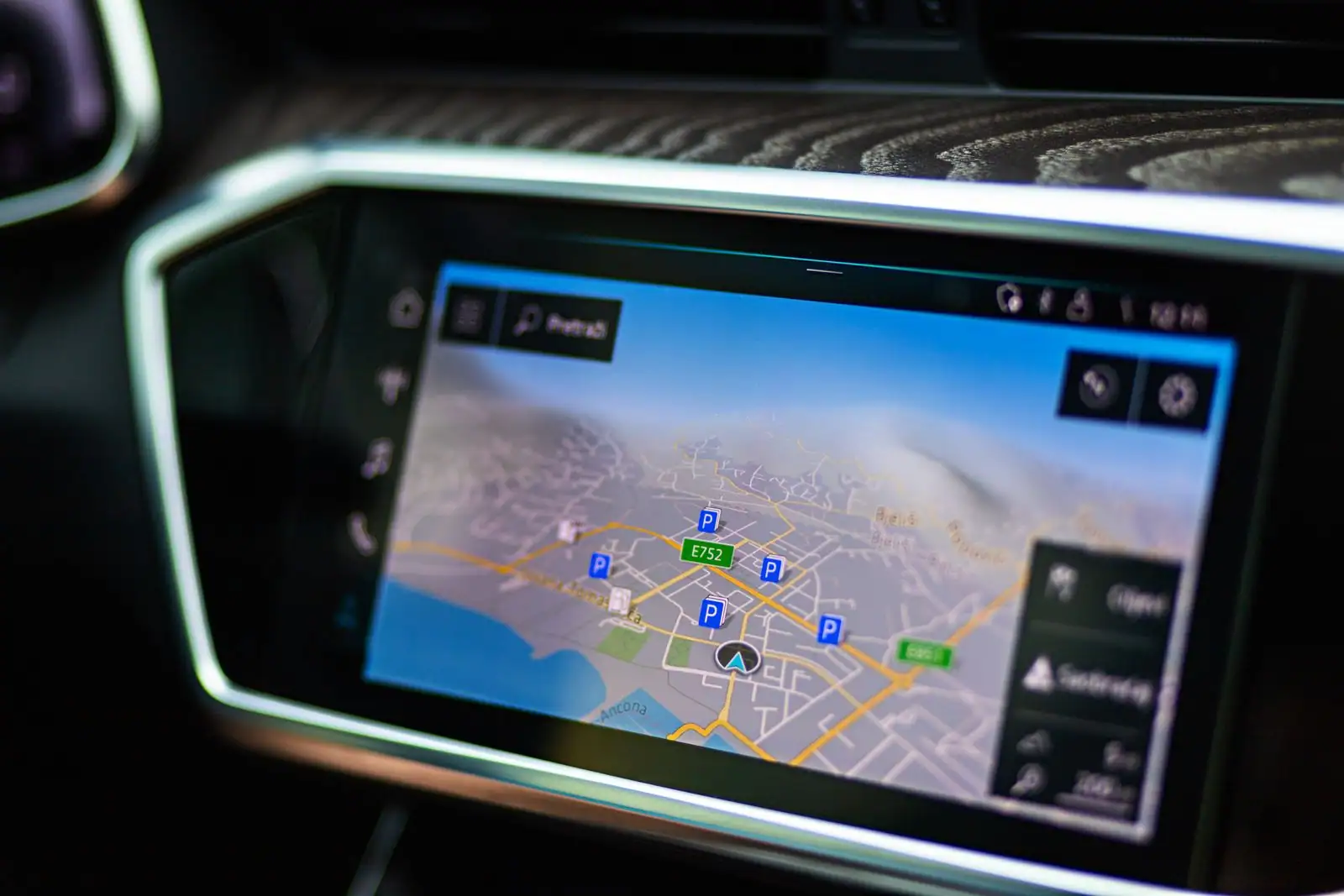 Écran tactile central d'une voiture affichant une carte de navigation