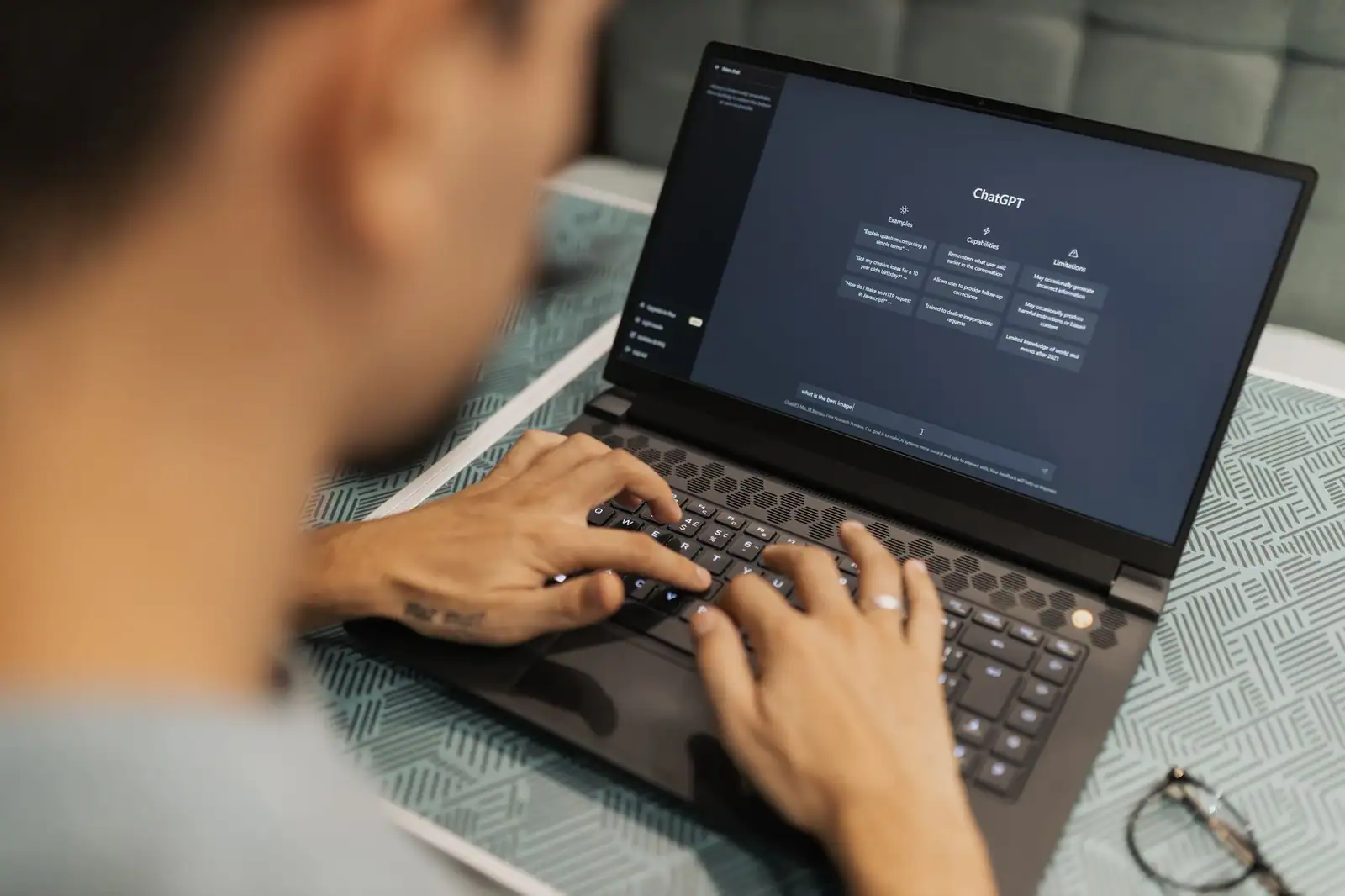 Personne utilisant un assistant IA conversationnel sur un ordinateur portable