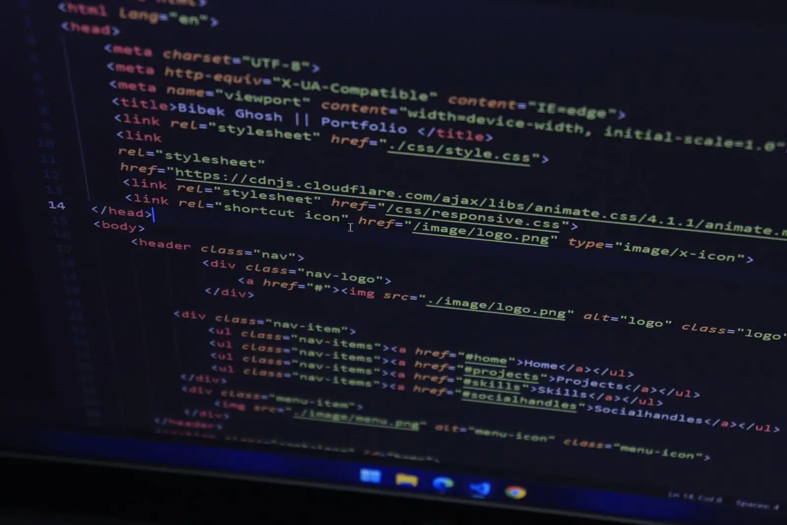 Code HTML d'un site internet affiché sur l'écran d'un ordinateur