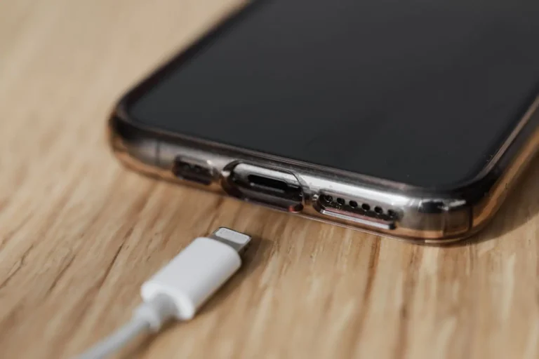 iPhone qui ne charge plus : trouver la cause et le réparer