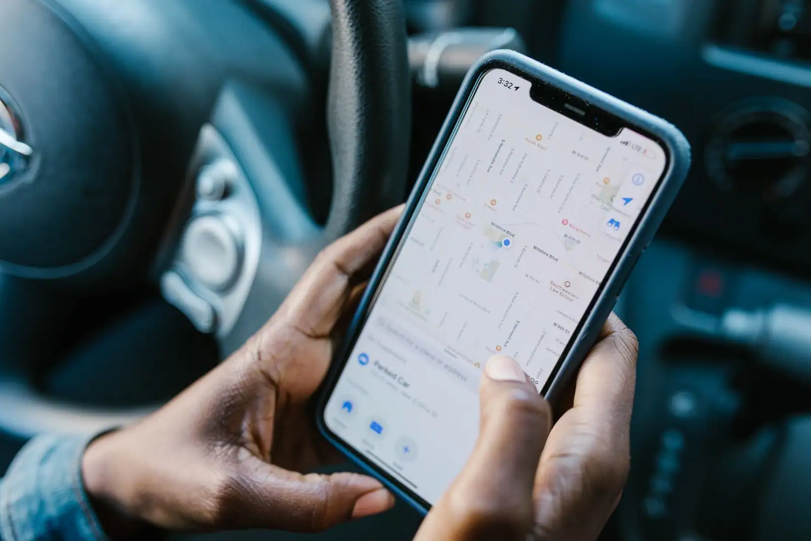 Personne tenant un smartphone dont l'écran affiche une carte de navigation en gros plan