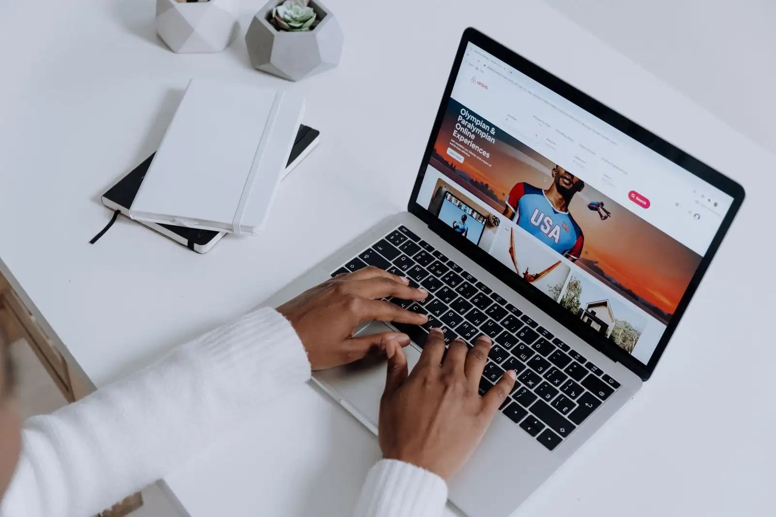 Personne tapant sur un ordinateur portable, un site web affiché à l'écran dans le navigateur.