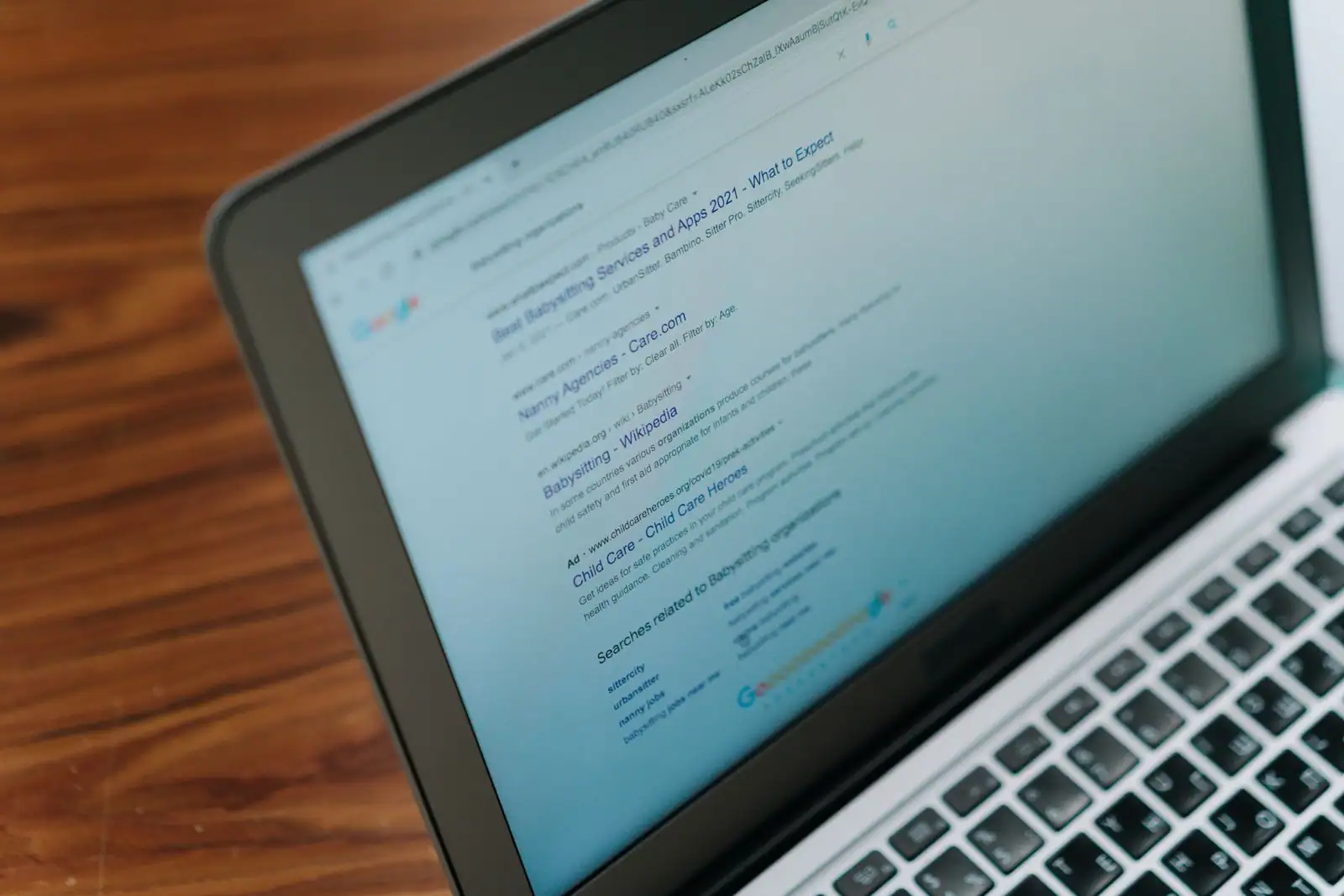 Ordinateur portable affichant un navigateur web avec sa barre d'adresse et une page de résultats de recherche.