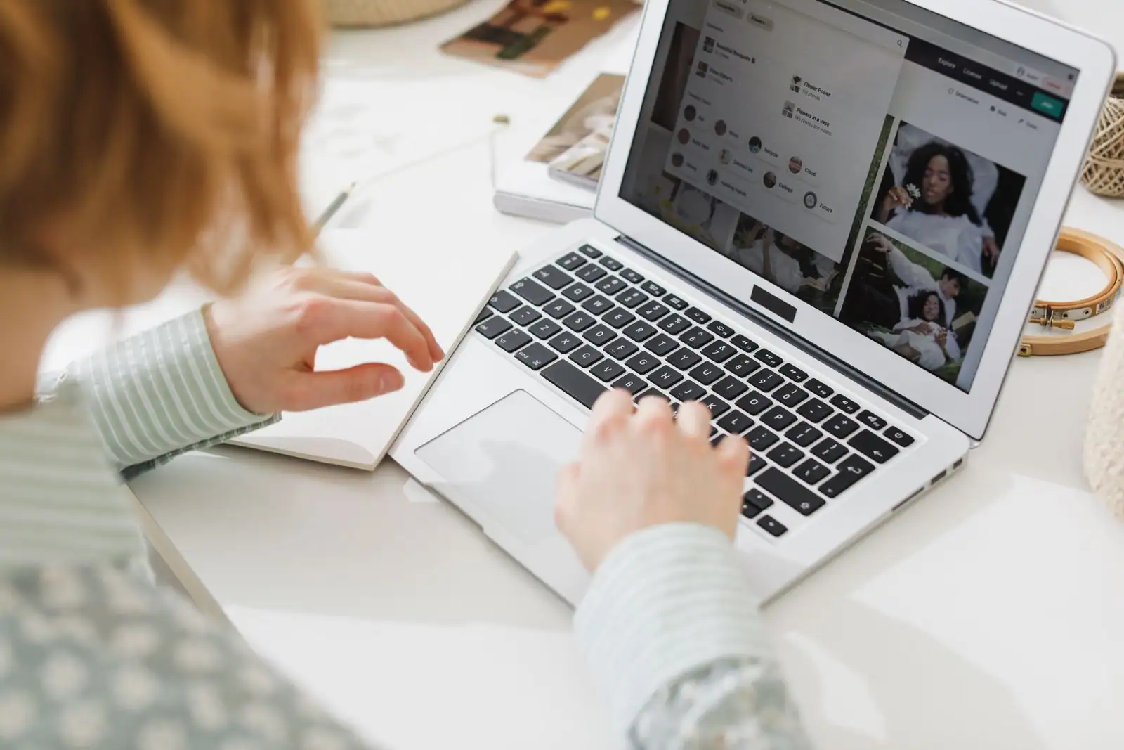 Personne utilisant des applications et services en ligne sur un ordinateur portable dans un espace de travail moderne.
