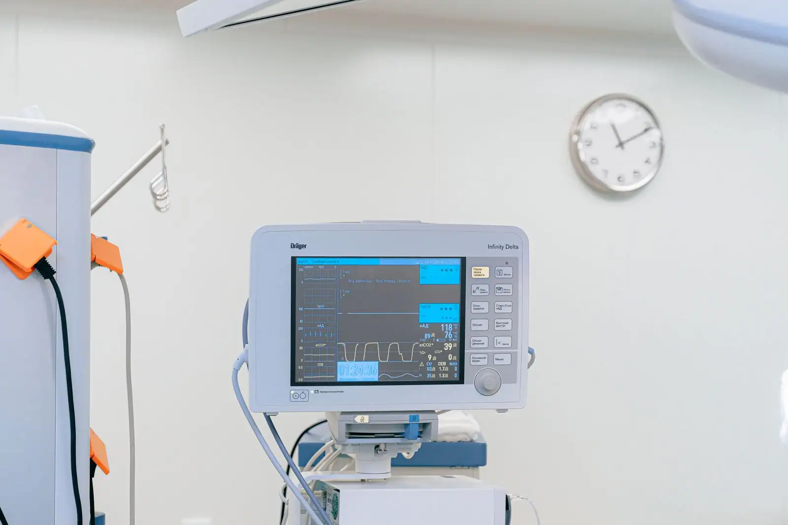 Moniteur de surveillance des signes vitaux dans une salle médicale équipée.