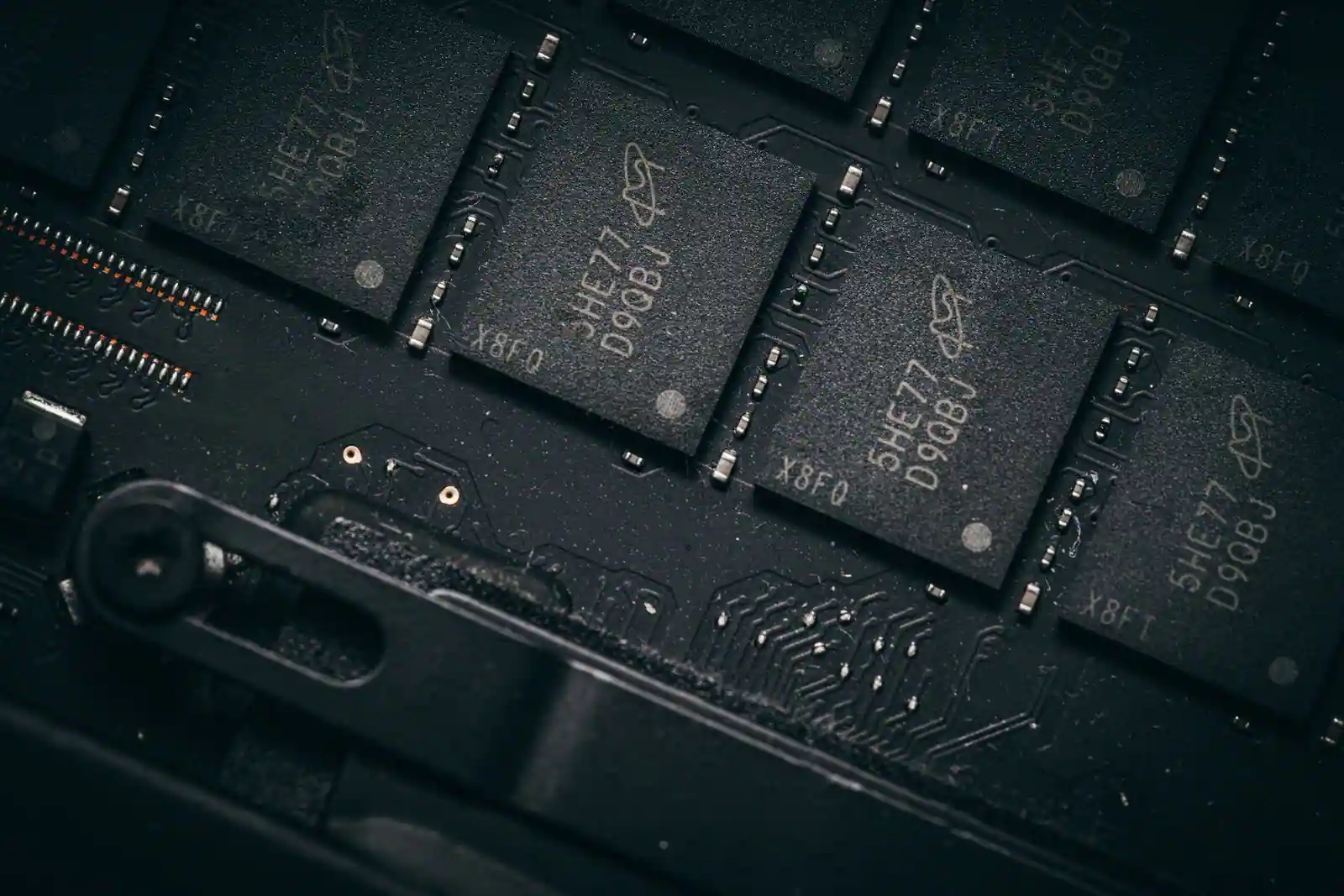 Gros plan d'une carte électronique avec ses puces, circuits imprimés et composants