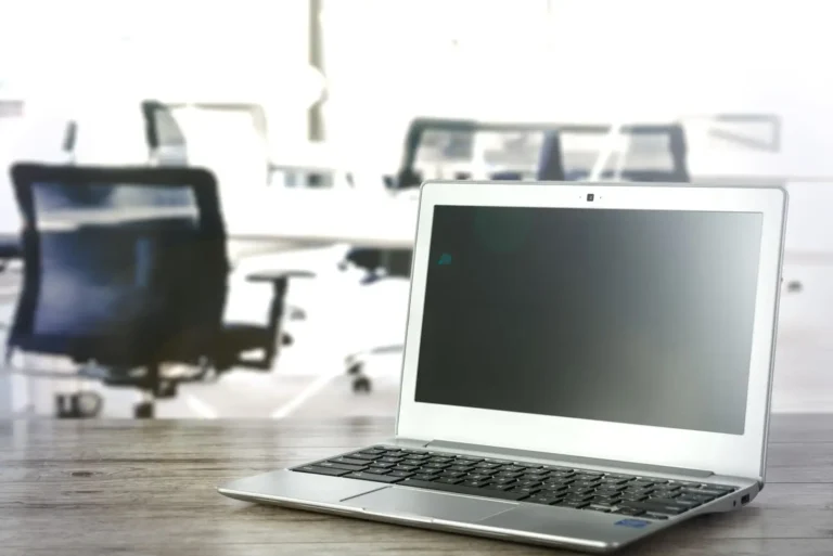 Ordinateur portable en anglais : laptop et le vocabulaire utile