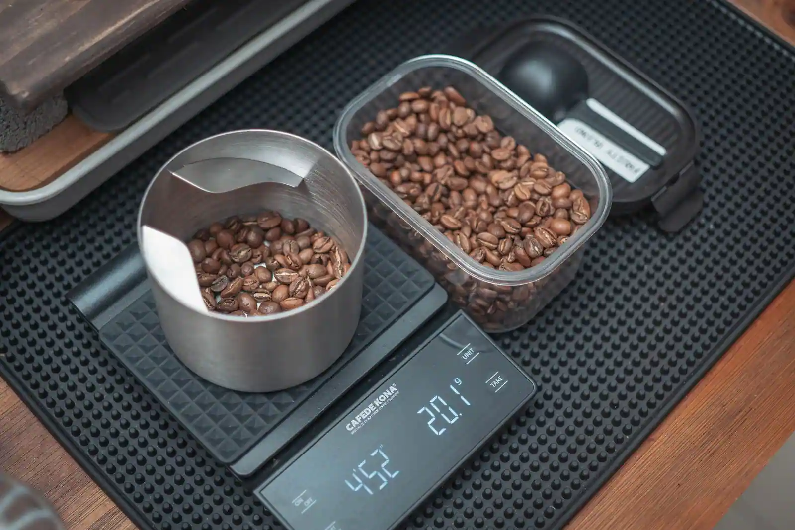 Balance numérique pesant des grains de café et affichant le poids en grammes