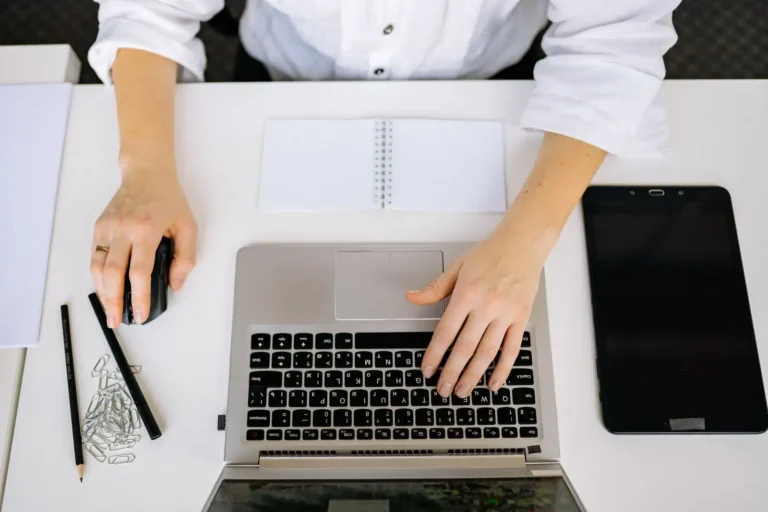 Travail à mi-temps : contrat, paie et droits expliqués