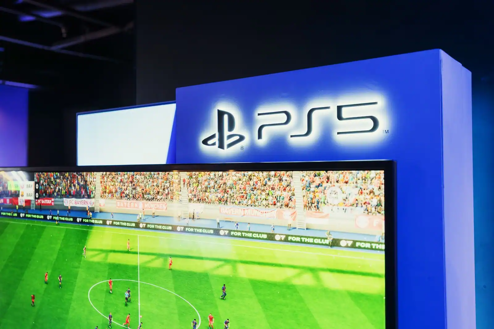 Match de football sur un jeu vidéo affiché à l'écran d'une station de jeu PlayStation 5