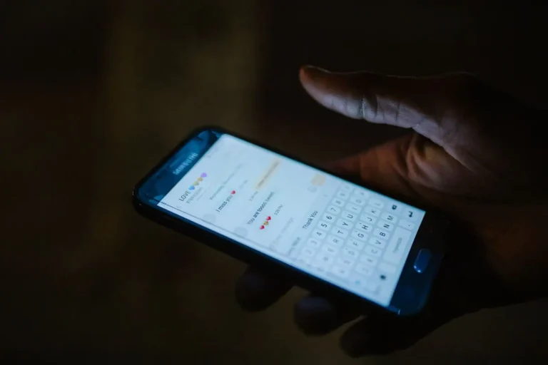 ChatGPT sur WhatsApp : le service est fermé, voici où continuer