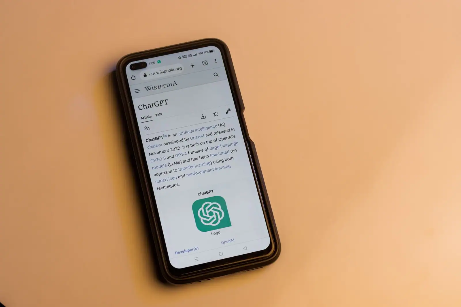 Smartphone affichant la page Wikipédia consacrée à ChatGPT.