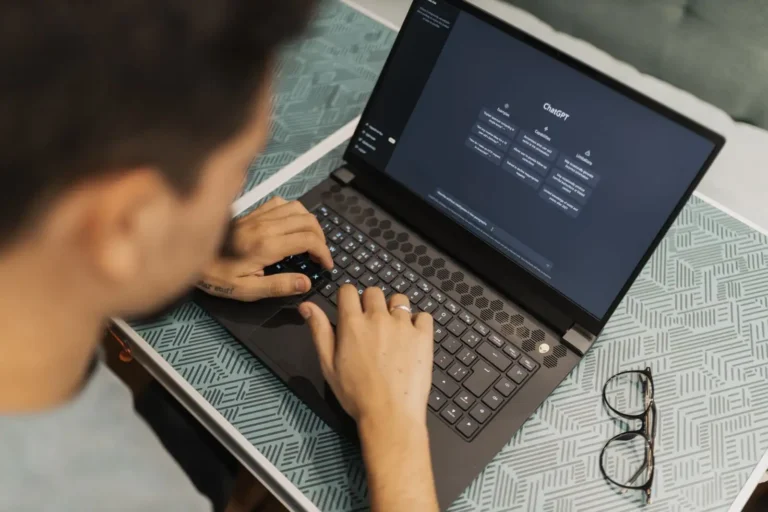 Installer ChatGPT : application ou simple navigateur ?