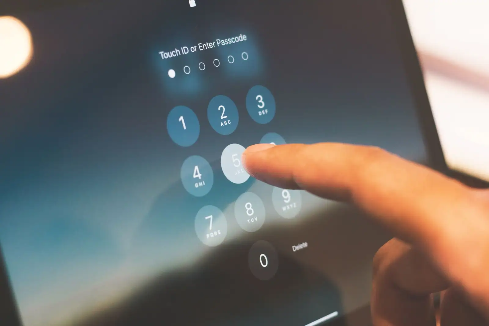 Doigt composant un code sur le clavier numerique d un ecran tactile