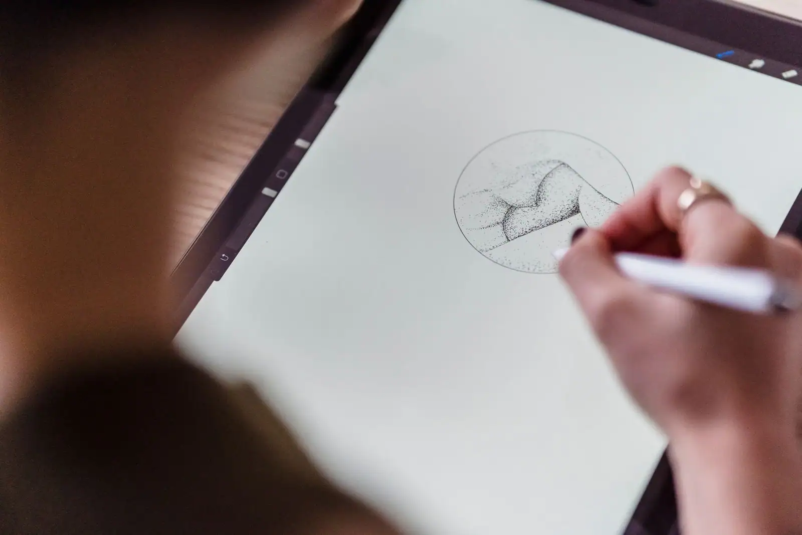 Illustratrice dessinant au stylet directement sur l'écran tactile d'un ordinateur portable