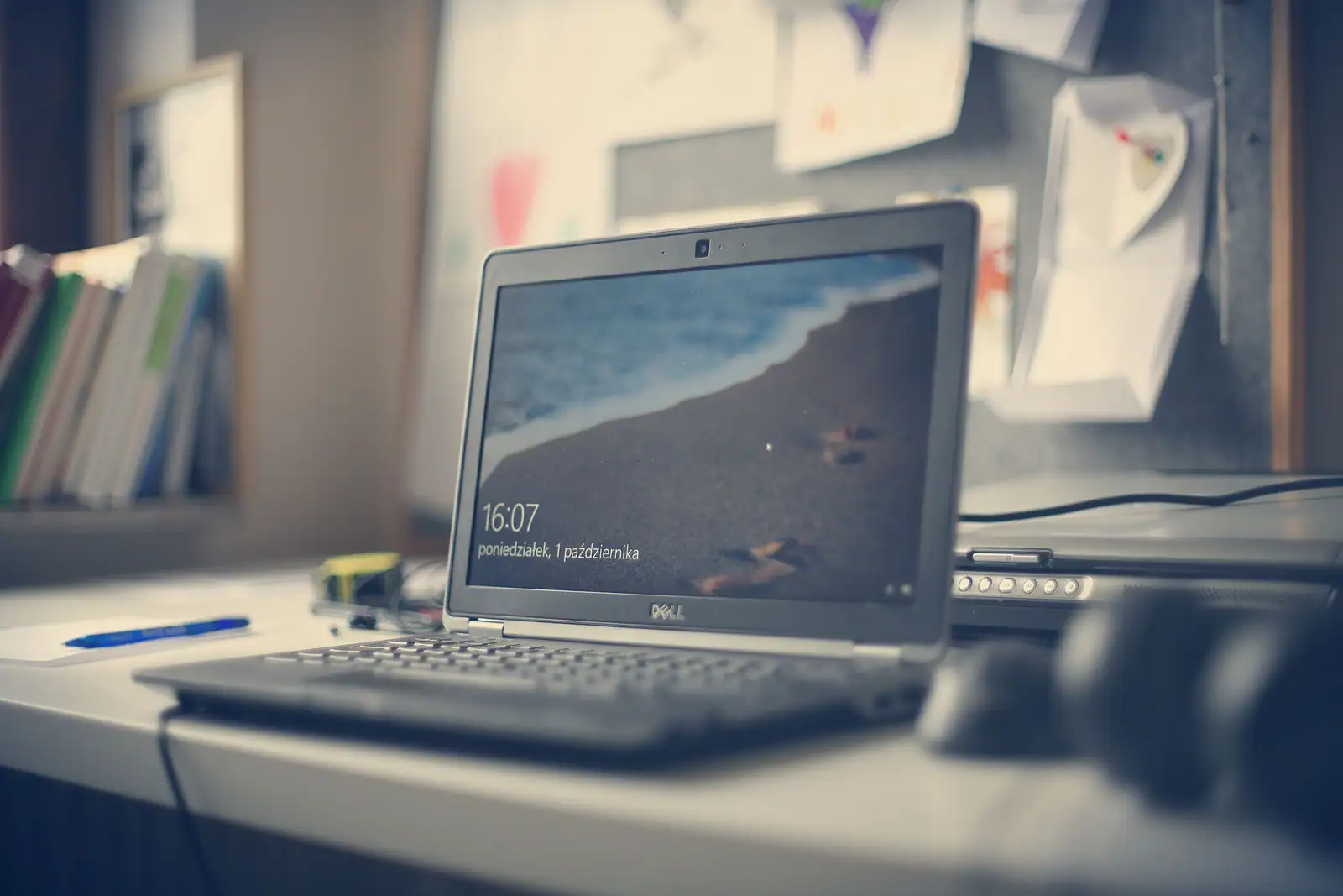 Ordinateur portable Dell ouvert sur un bureau, écran de verrouillage Windows affiché