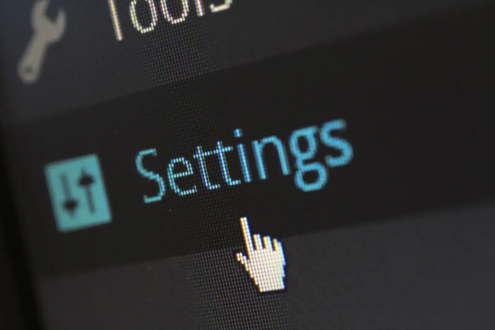 Gros plan sur un écran d’ordinateur où le curseur survole l’entrée Settings d’un menu d’outils.
