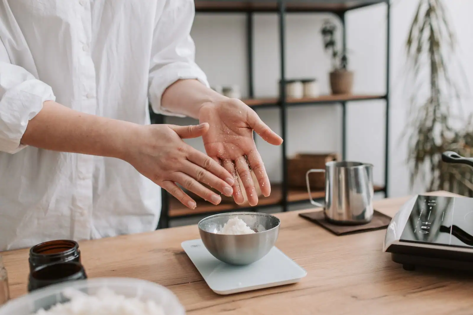 Balance de cuisine numérique pesant un ingrédient en poudre dans un bol, sur un plan de travail