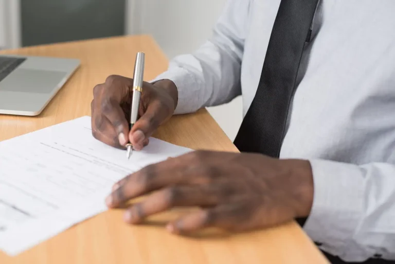 Travail à l&rsquo;étranger : le statut qui décide de tout le reste