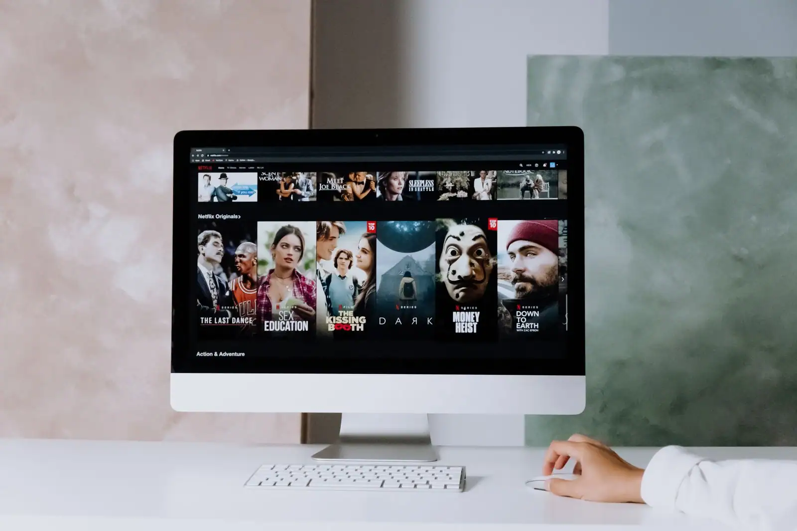 Grille de vignettes vidéo affichée sur l’écran d’un ordinateur de bureau, image illustrative