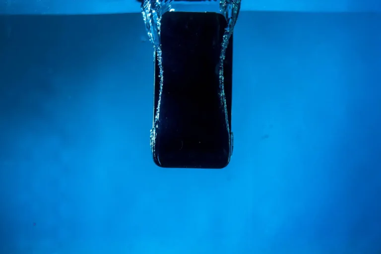 iPhone tombé dans l&rsquo;eau : les bons gestes, dans le bon ordre