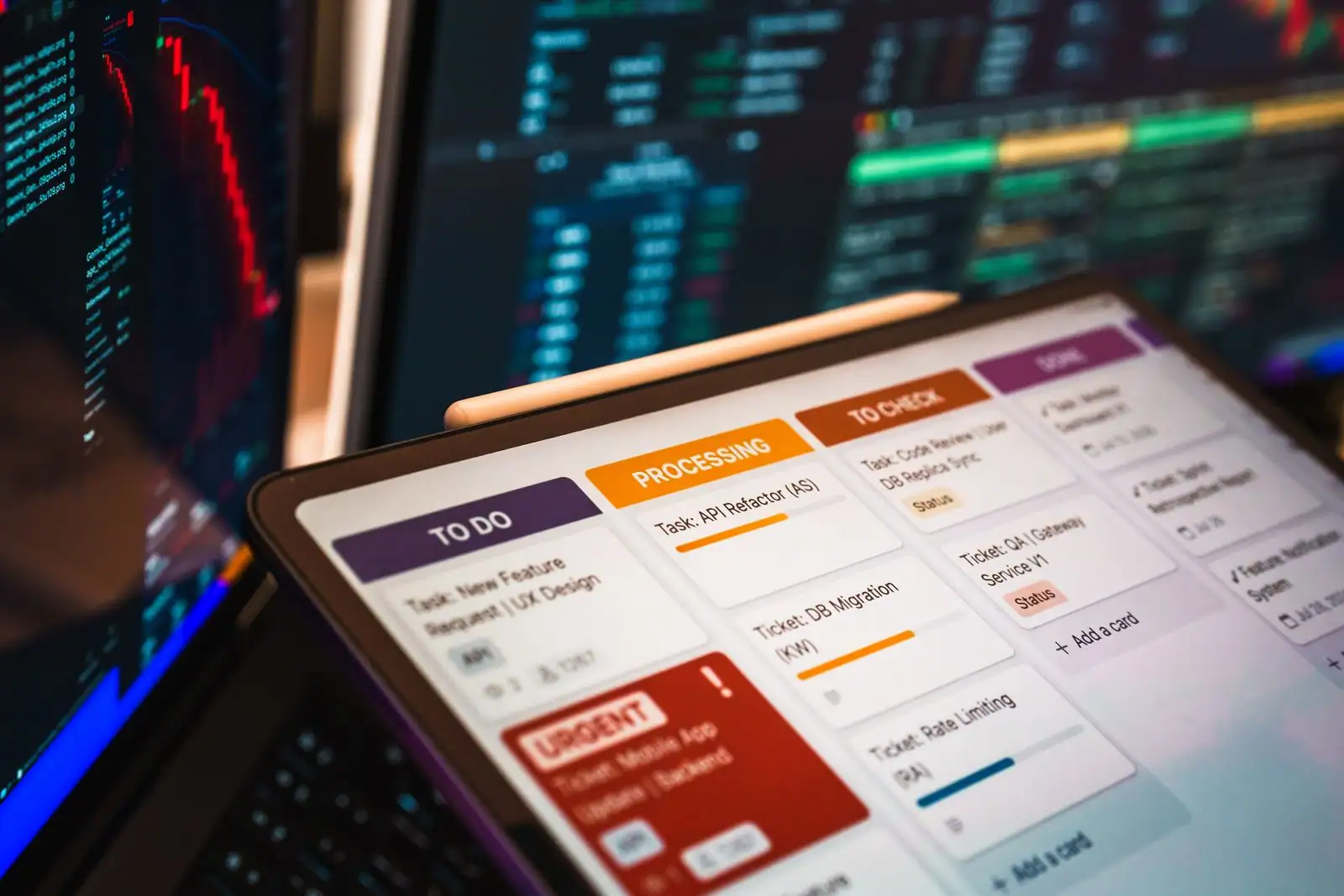 Tableau de bord type kanban affiché sur tablette, avec des tâches organisées par colonnes
