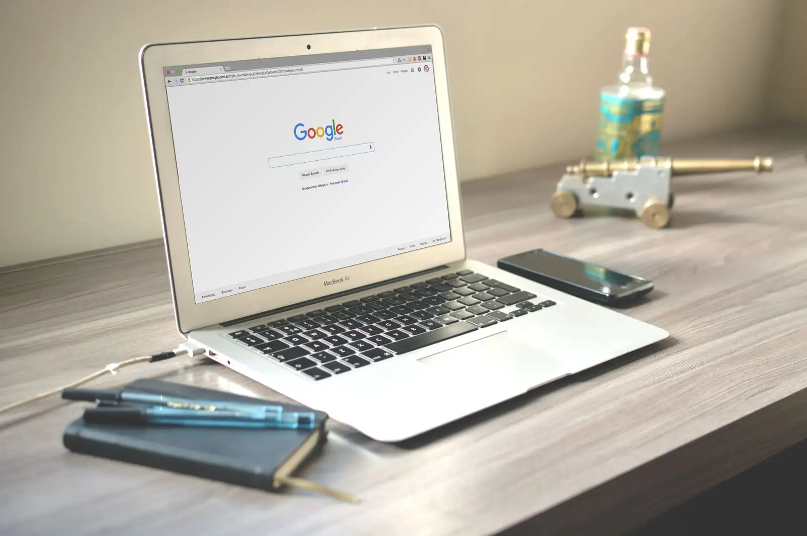 Un ordinateur portable et un smartphone posés sur un bureau, illustrant l'usage multiplateforme.