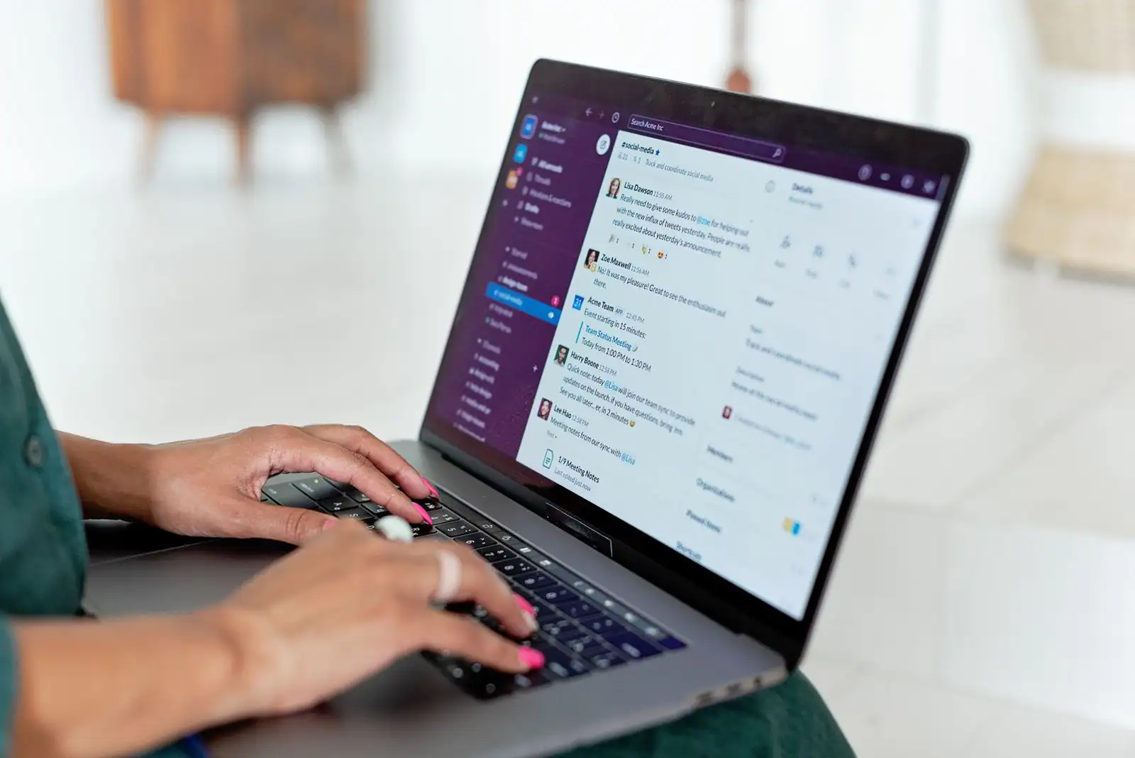 Personne consultant un assistant conversationnel sur un ordinateur portable