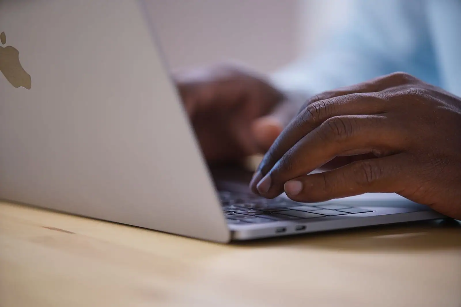 Écran d'ordinateur affichant une interface d'outil d'intelligence artificielle en cours d'utilisation