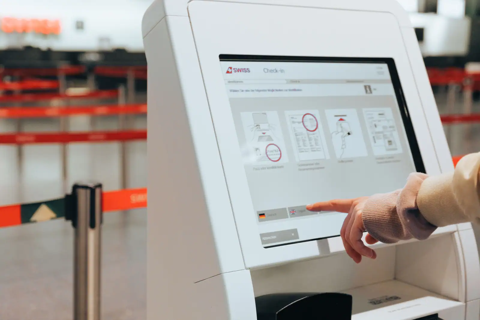 Voyageur utilisant une borne d'enregistrement automatique dans un aéroport.