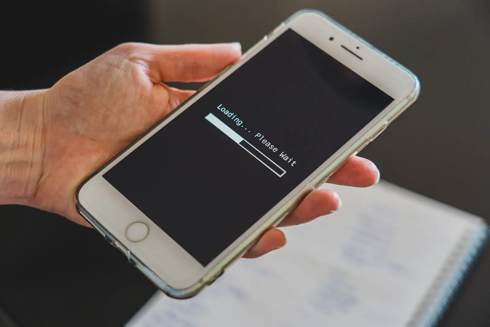 Plusieurs générations d'iPhone posées côte à côte