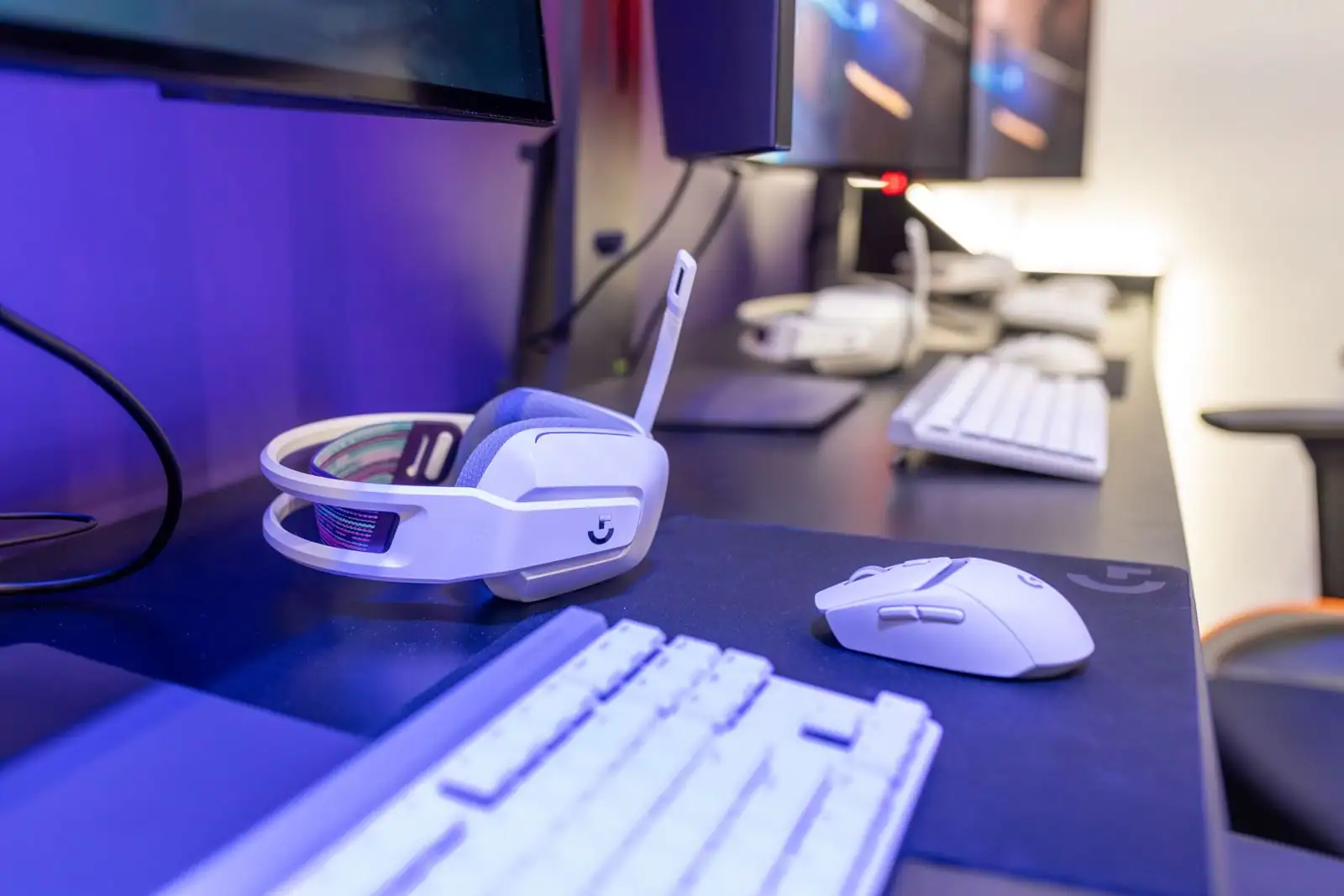Setup gaming avec casque, clavier et souris sur un bureau, pour illustrer l'univers du streaming esport