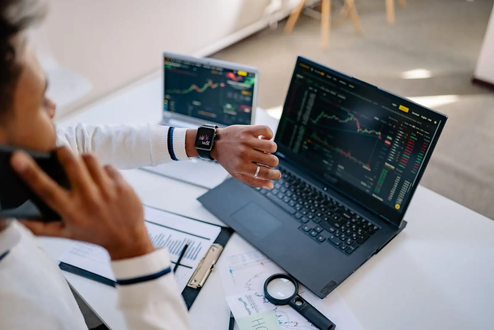 Écran d'ordinateur affichant un tableau de bord logiciel professionnel en ligne