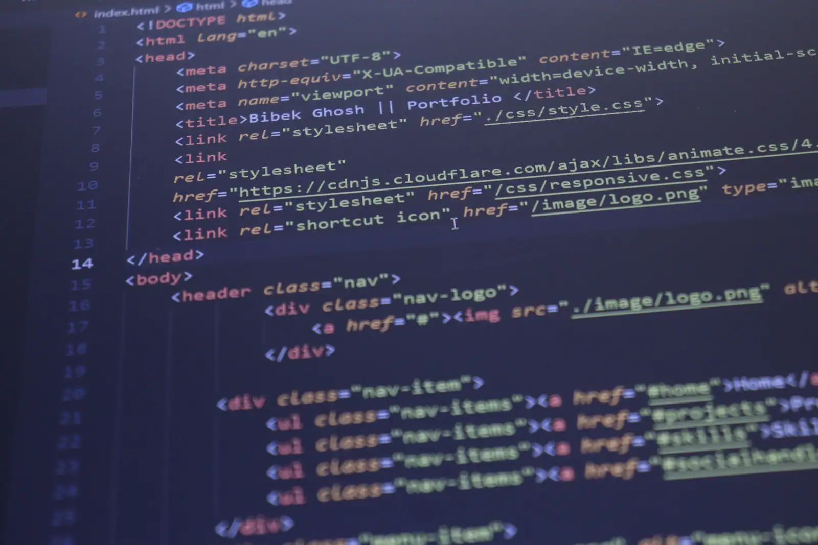 Gros plan sur du code source HTML d'un site web en anglais affiché sur un écran