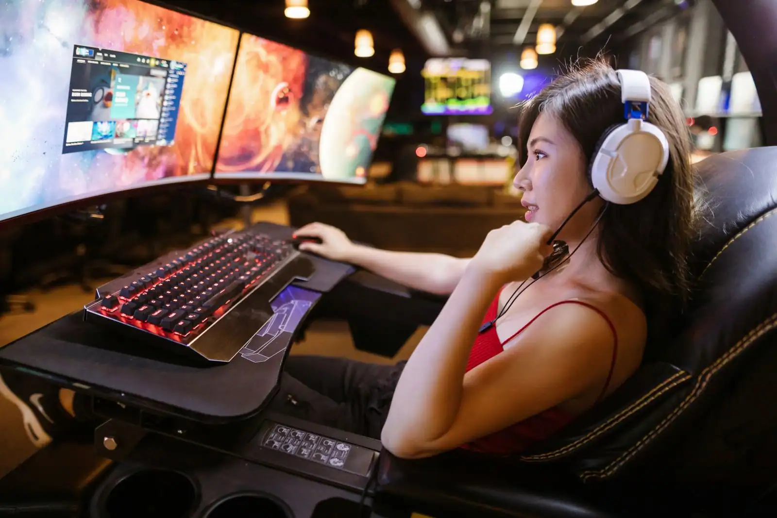 Setup de streaming avec écran affichant une interface de jeu vidéo et micro professionnel, ambiance gaming
