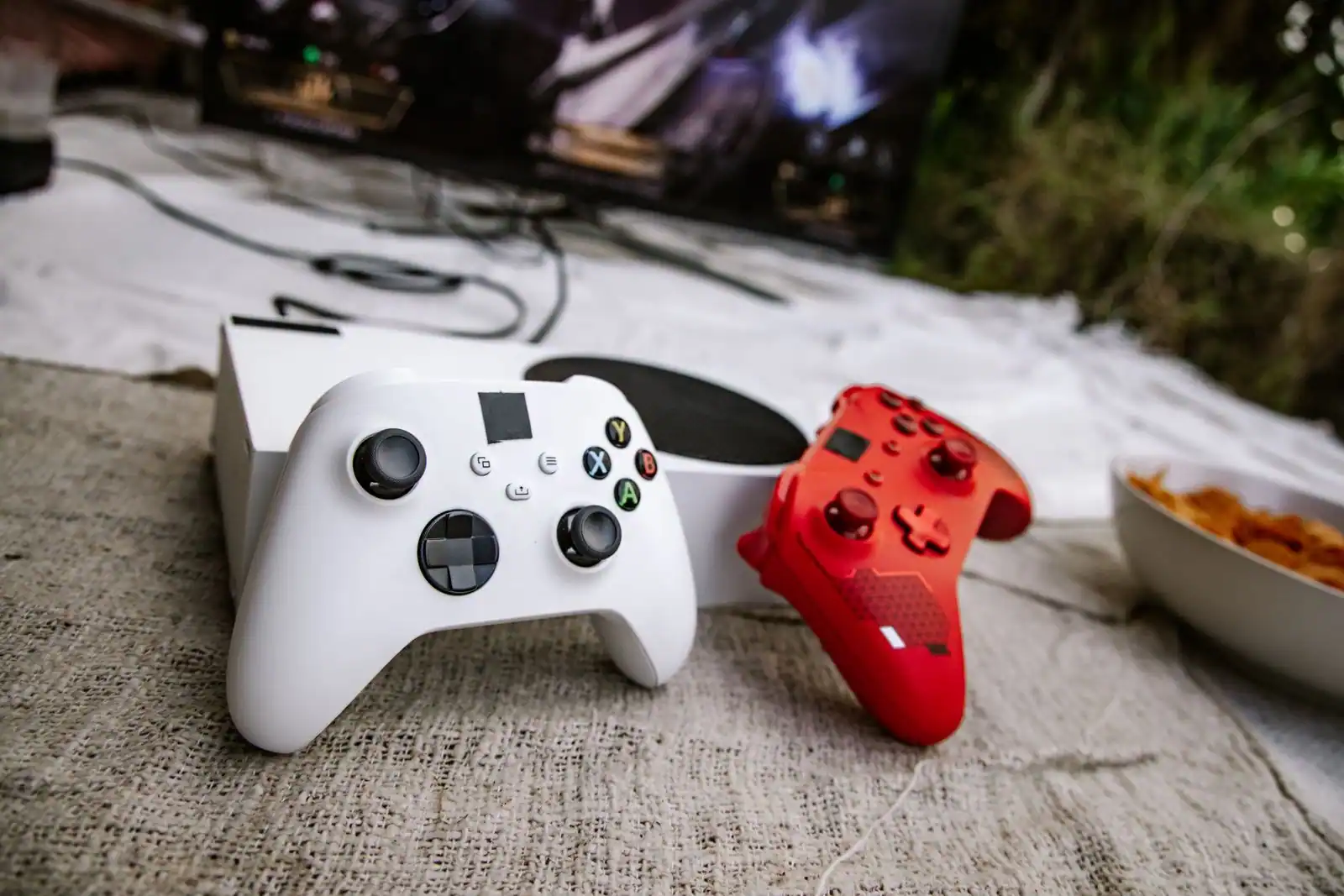 Manette de jeu Xbox posée à côté d'un écran affichant une interface de jeu